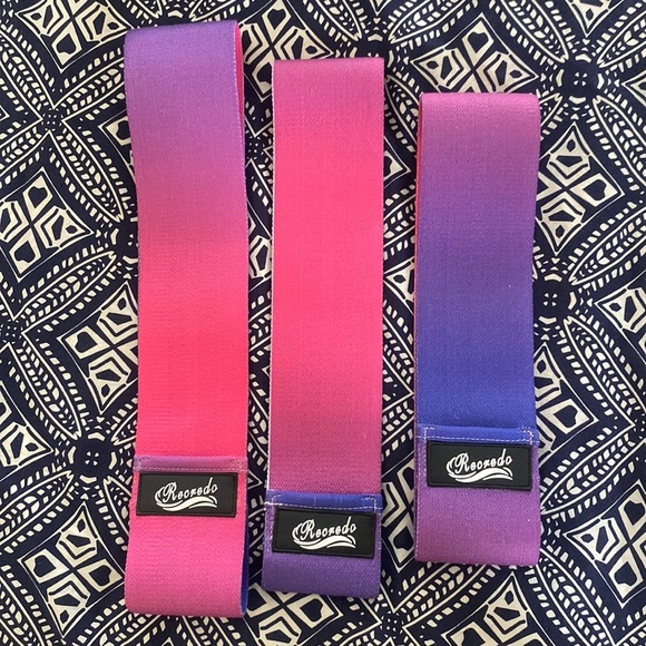 Workout 🏋️‍♀️ resistance ombré bands 3 sizes like new. Used once. - Picture 1 of 5